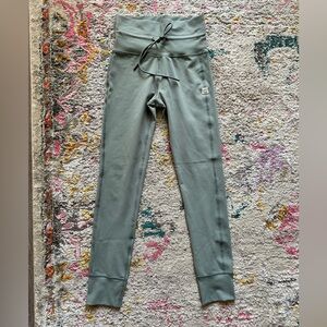 Vuori Daily leggings in Fern green
